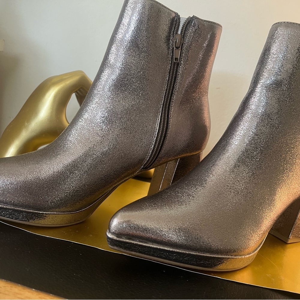 “NEW” Never Worn Worthington Silver Metallic Ankle Booties